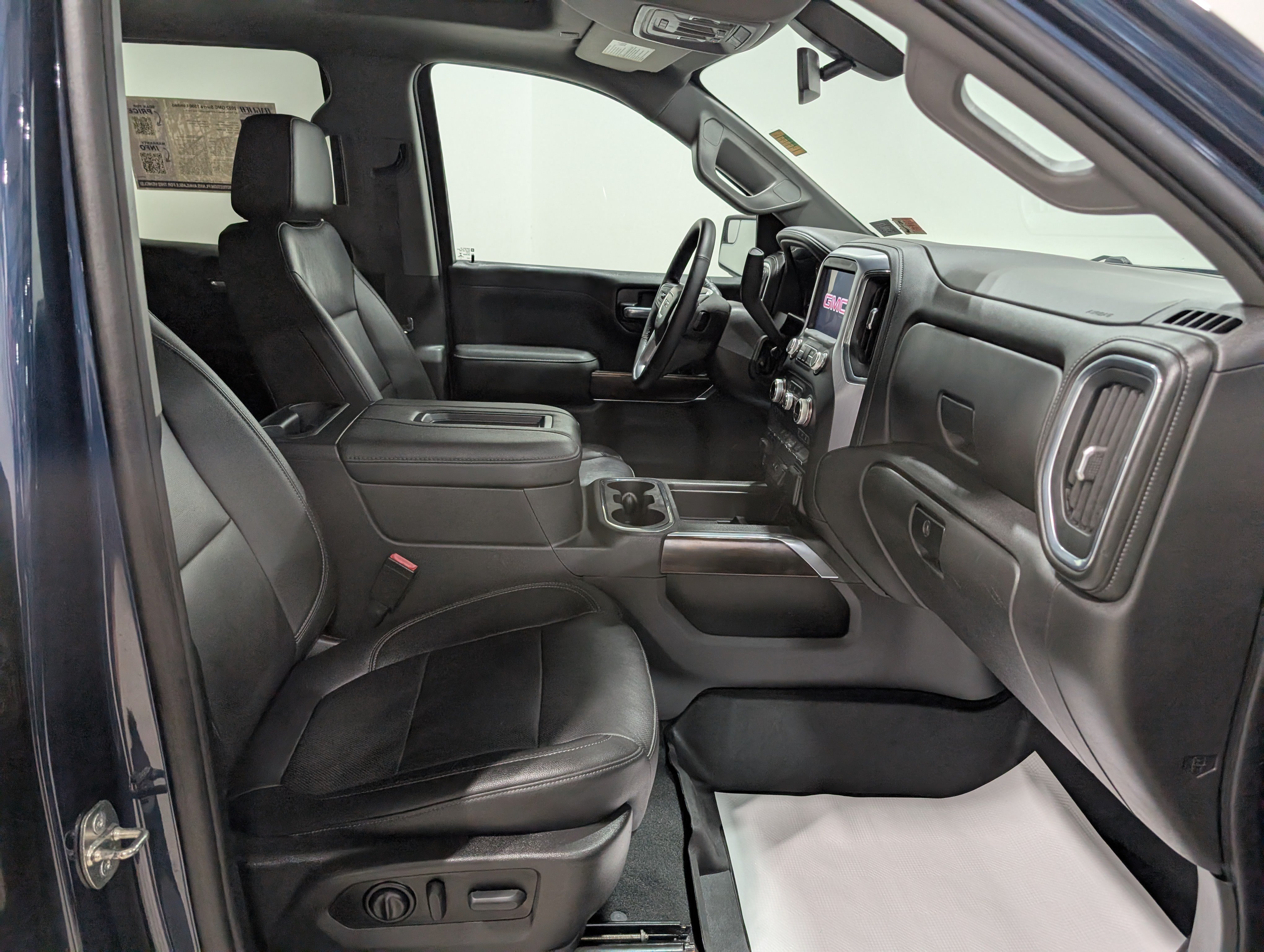 Used 2022 GMC Sierra 1500 SLT w/ SLT Premium Package AWD/4WD image 21