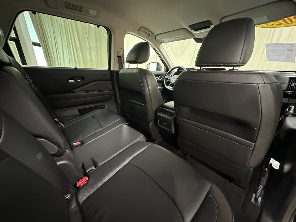 Used 2025 Nissan Pathfinder SL AWD/4WD image 19