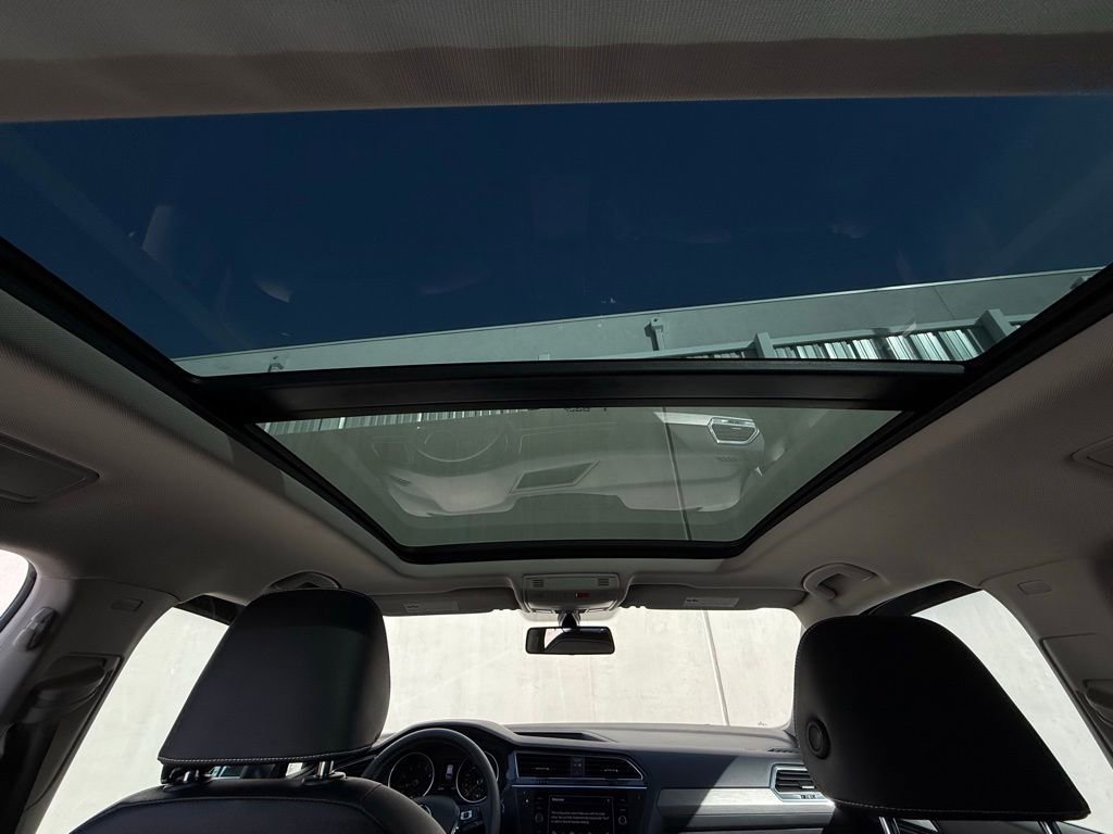 Used 2021 Volkswagen Tiguan SE w/ Panoramic Sunroof Package image 11