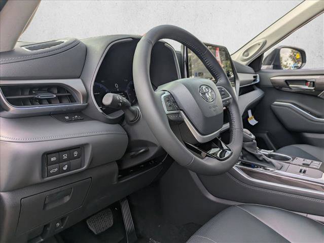 New 2025 Toyota Highlander Limited image 3