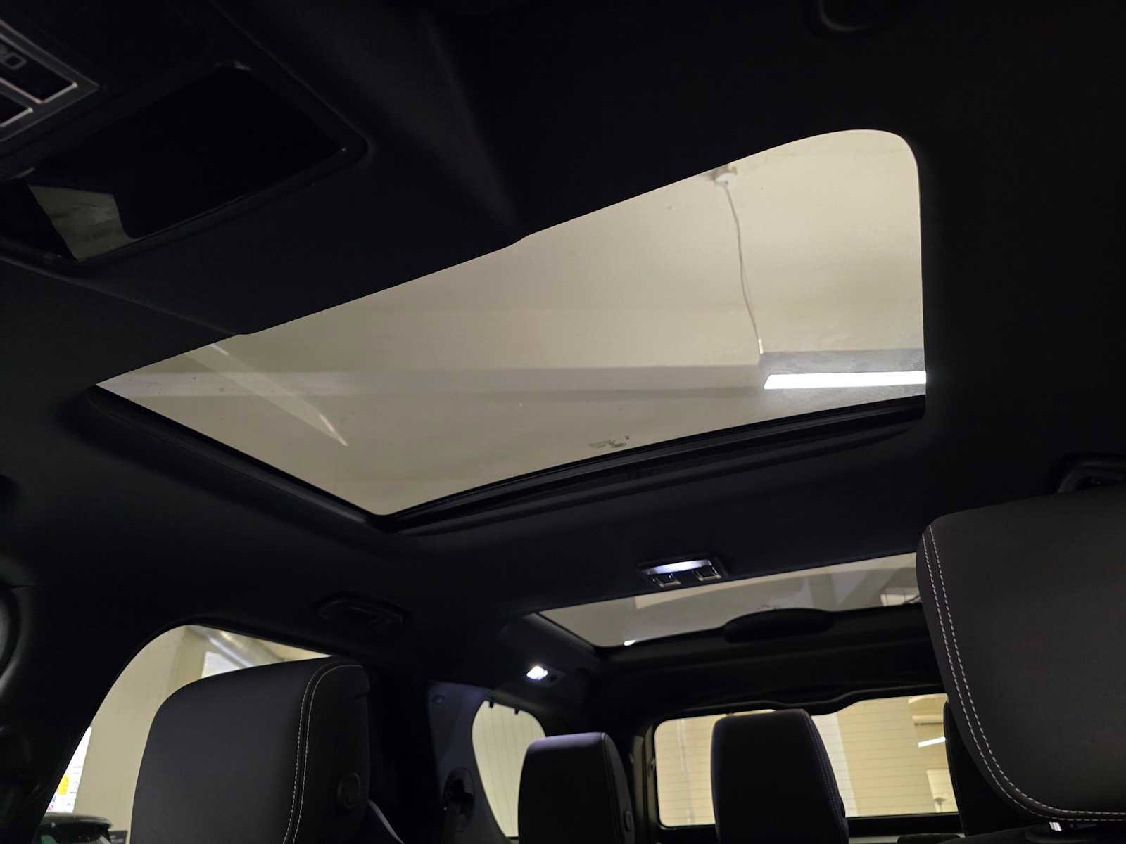 New 2026 Land Rover Discovery S AWD/4WD image 22