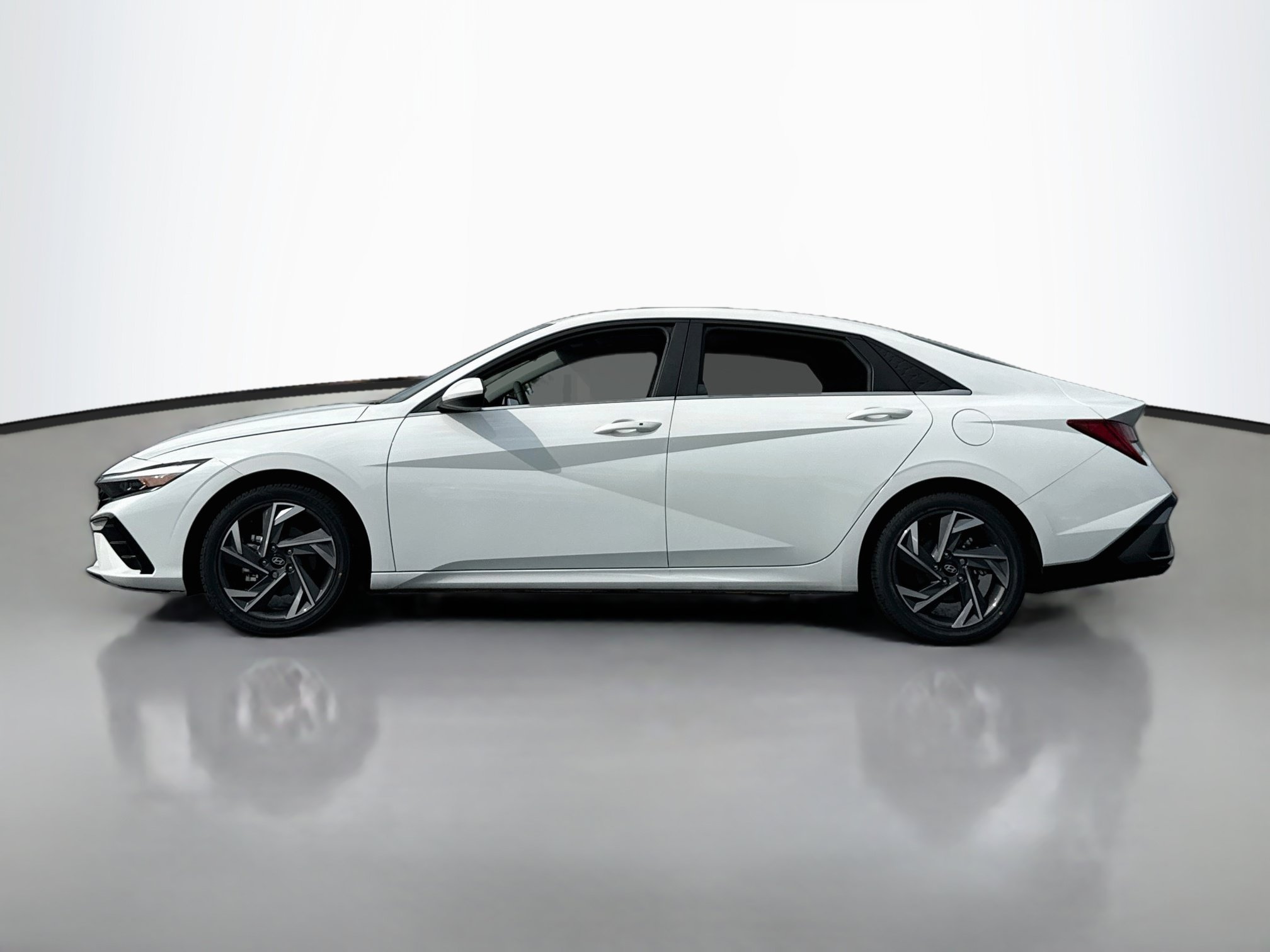 Used 2025 Hyundai Elantra SEL FWD image 4