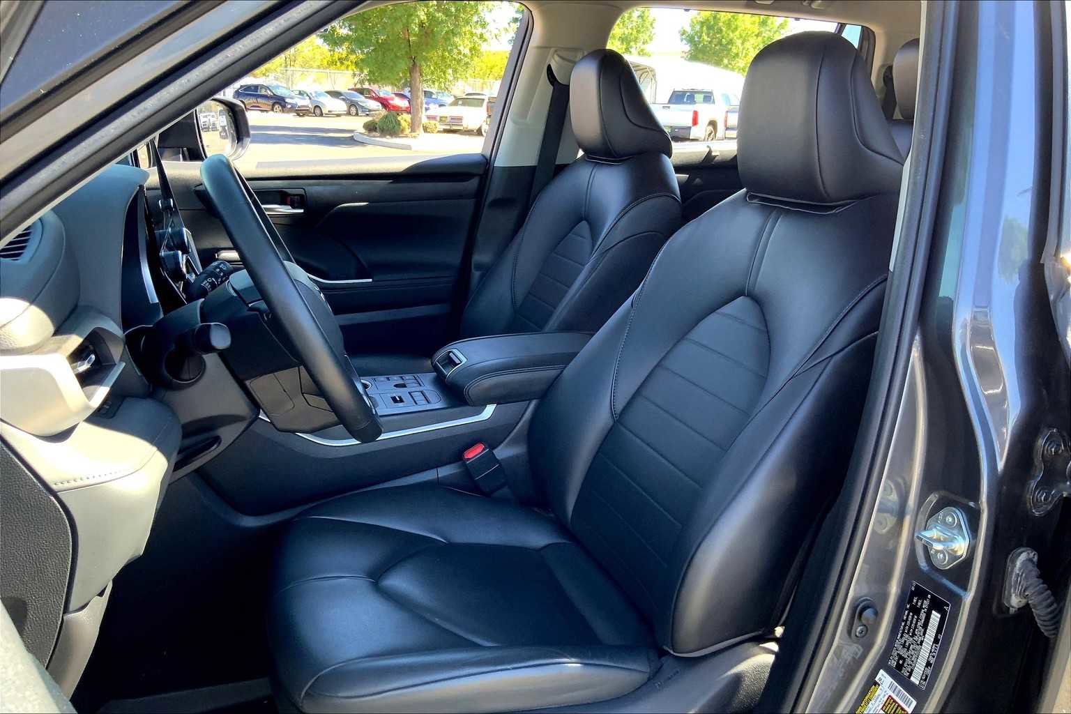 Certified 2023 Toyota Highlander XLE image 8