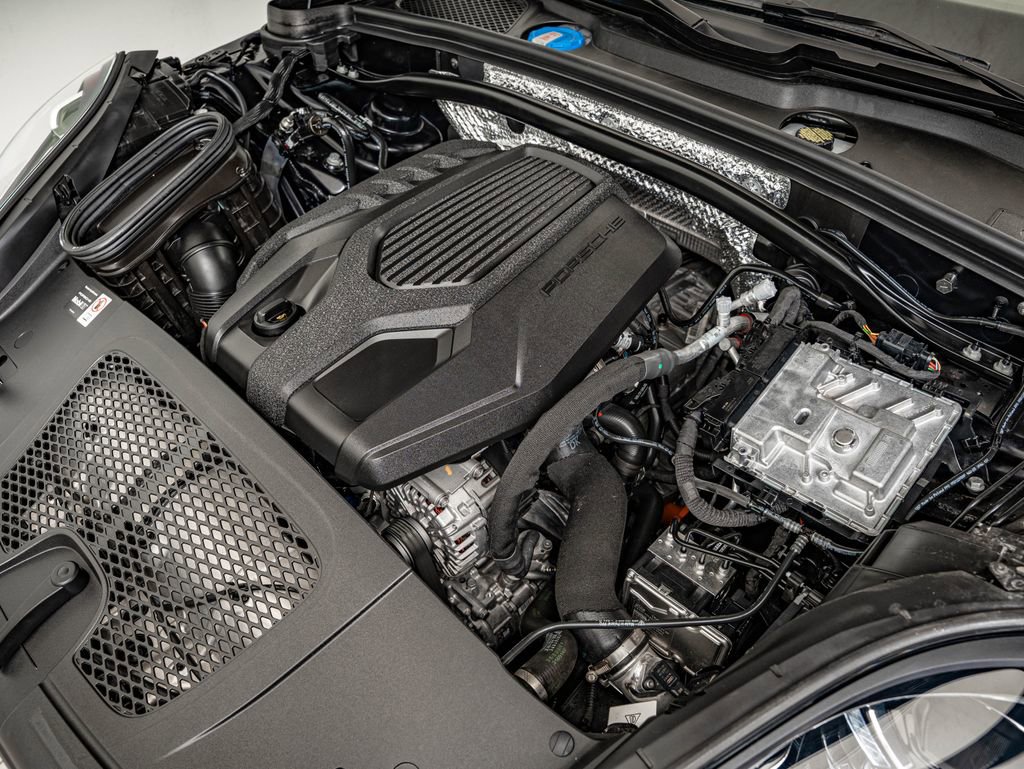Certified 2025 Porsche Macan AWD/4WD image 45