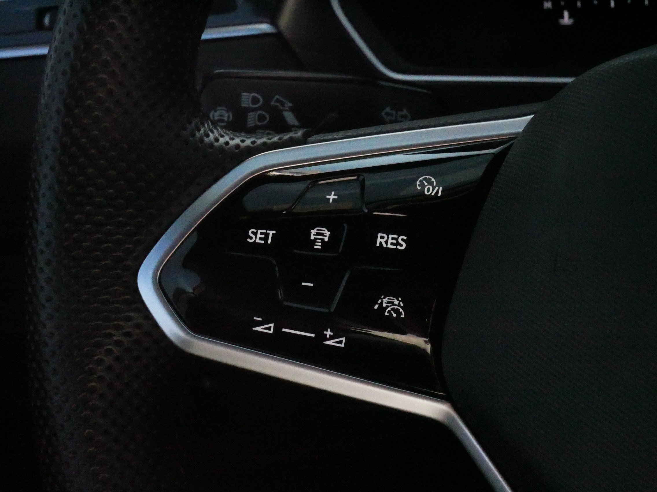 Certified 2024 Volkswagen Tiguan SE R-Line AWD/4WD image 25