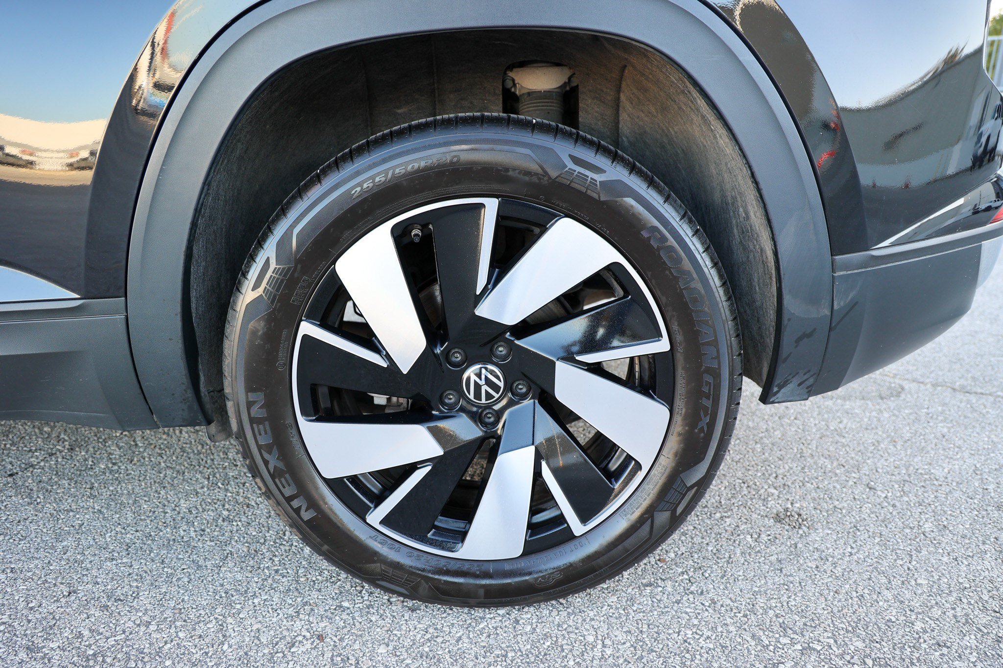 Used 2025 Volkswagen Atlas Cross Sport SE AWD/4WD image 16