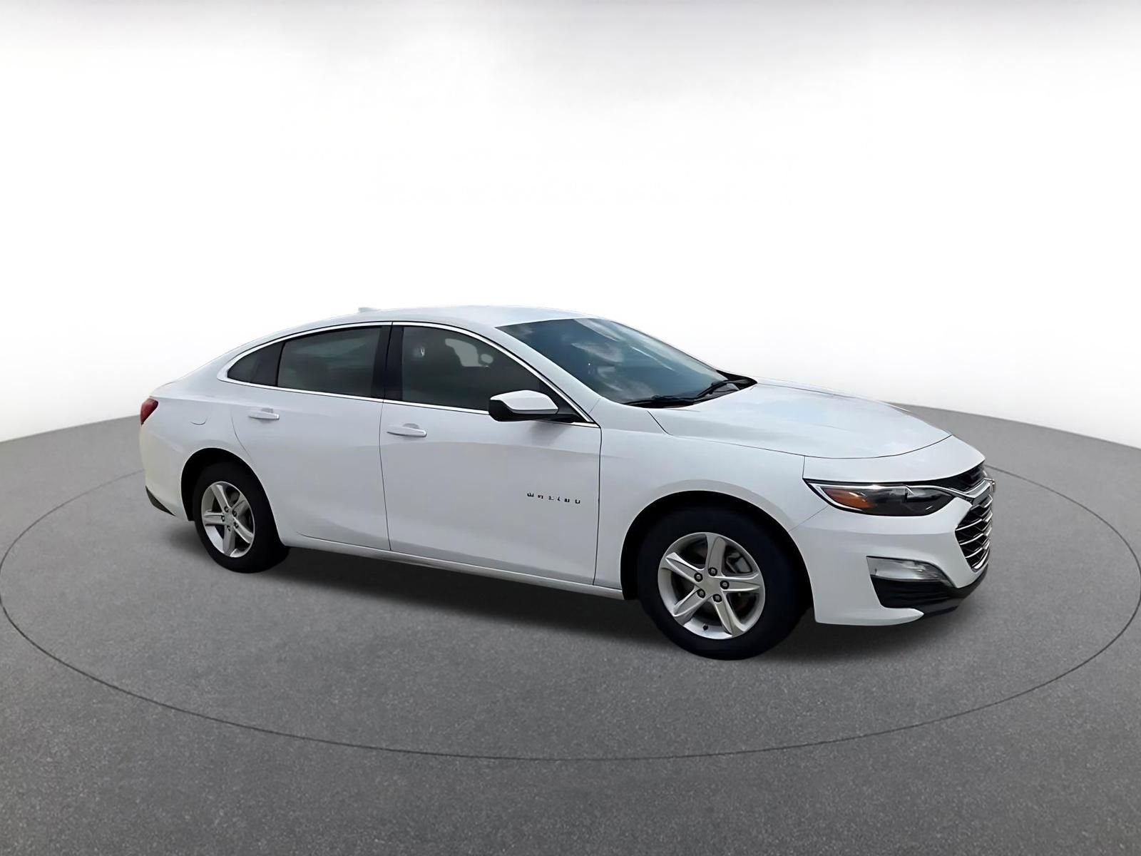 Used 2024 Chevrolet Malibu LT image 2