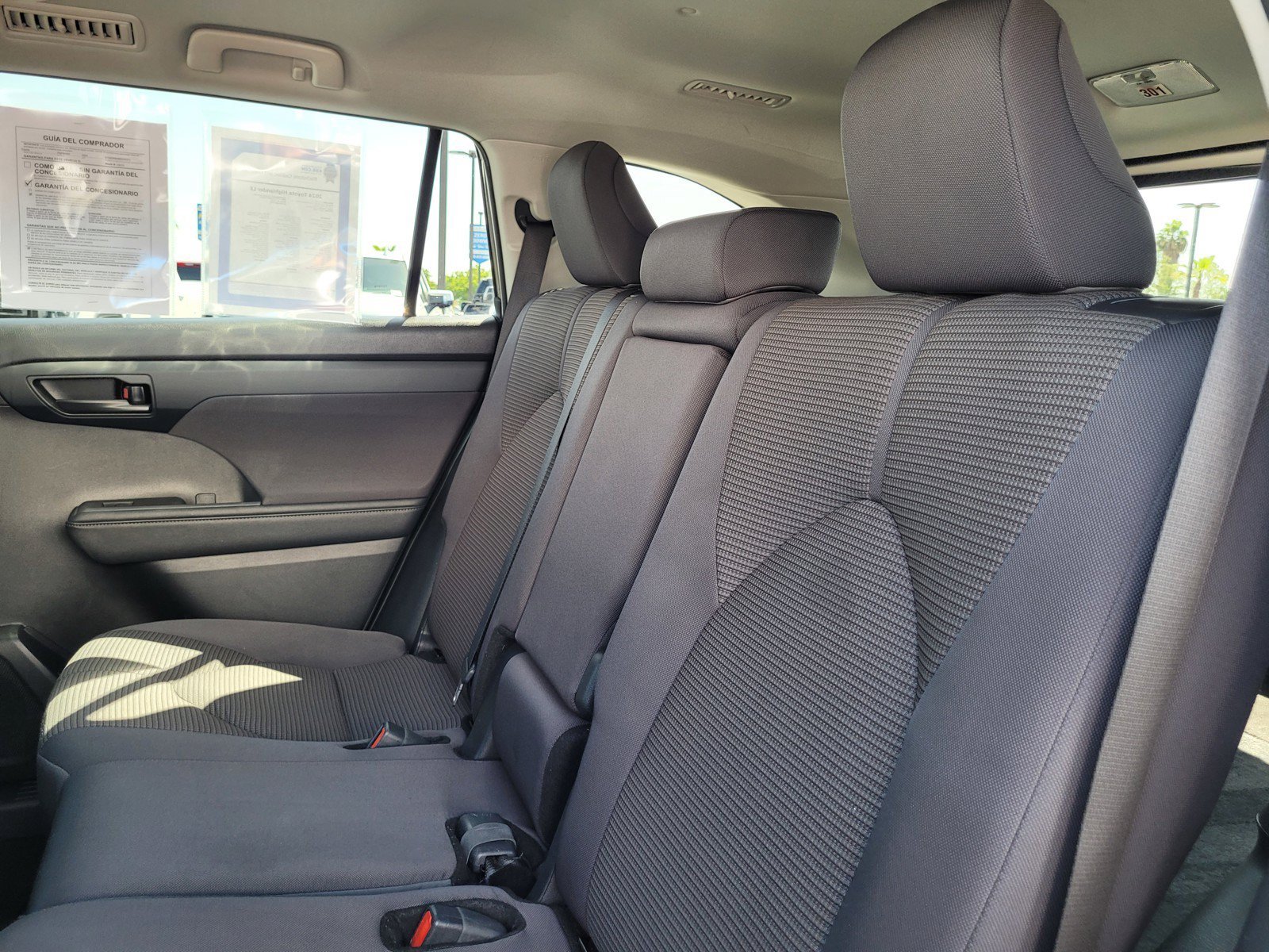Used 2024 Toyota Highlander LE AWD/4WD image 14