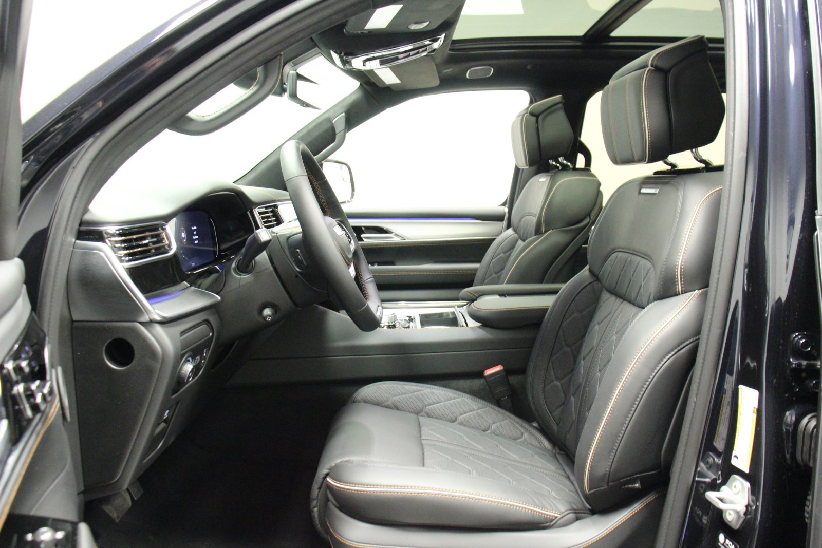 New 2023 Jeep Grand Wagoneer Series III AWD/4WD image 14
