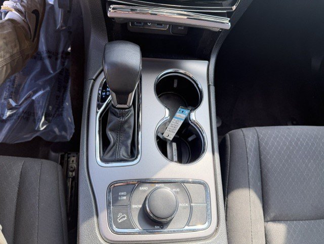 Used 2019 Jeep Grand Cherokee Laredo AWD/4WD image 24
