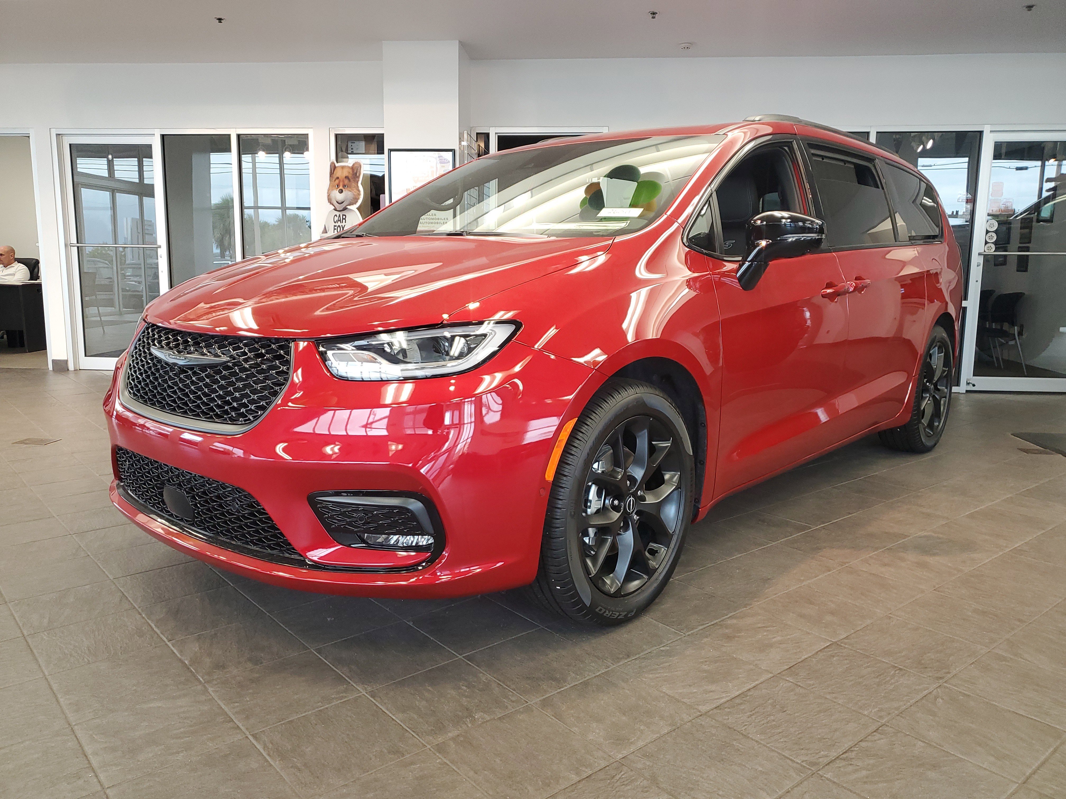 New 2026 Chrysler Pacifica Limited w/ Uconnect Theater Family Group image 2