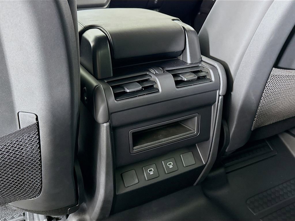Used 2025 Land Rover Defender 110 X-Dynamic SE image 16
