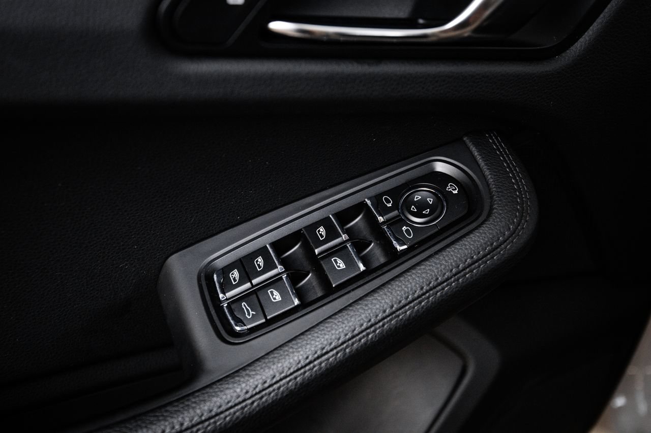 Certified 2023 Porsche Macan AWD/4WD image 22