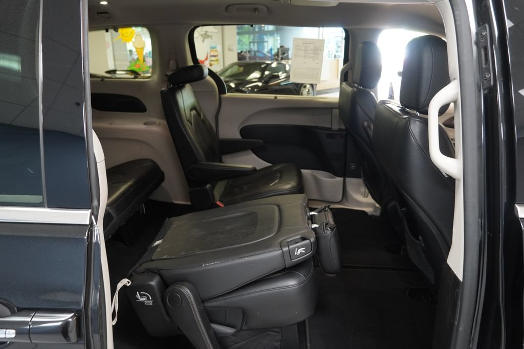 Used 2019 Chrysler Pacifica Touring-L FWD image 22