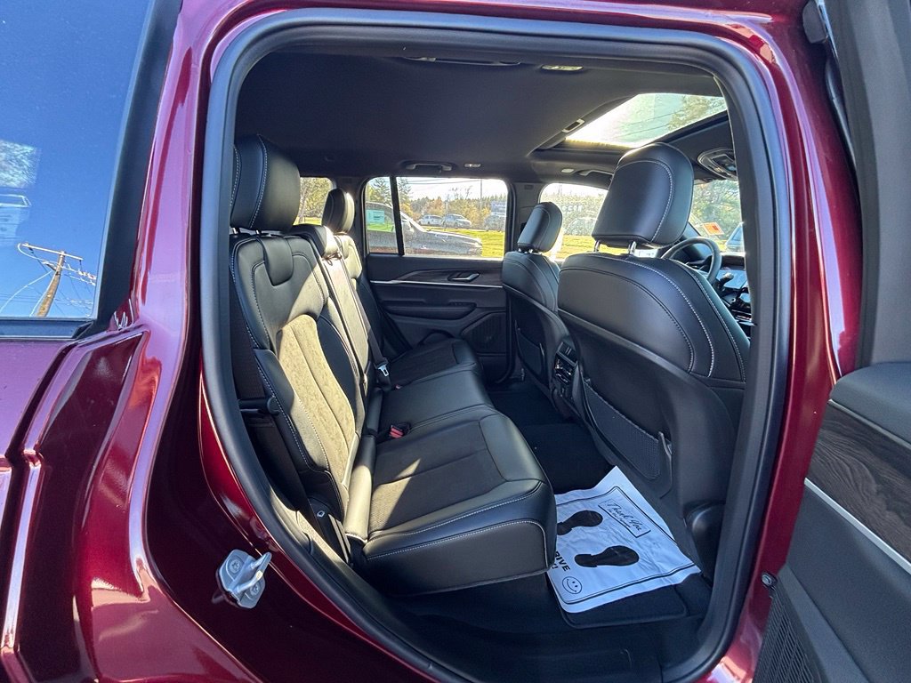 Used 2026 Jeep Grand Cherokee Altitude AWD/4WD image 42