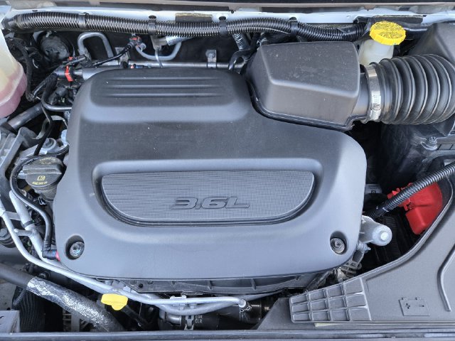 Used 2024 Chrysler Pacifica Touring-L FWD image 32