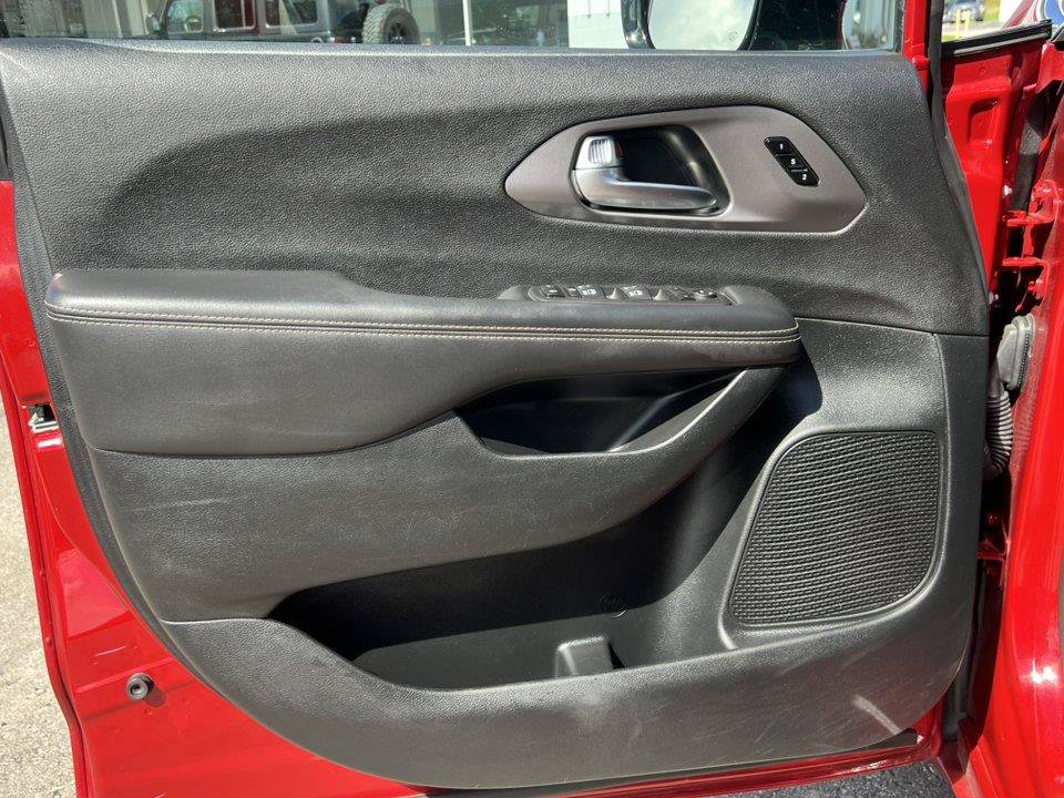Used 2026 Chrysler Pacifica Select FWD image 15