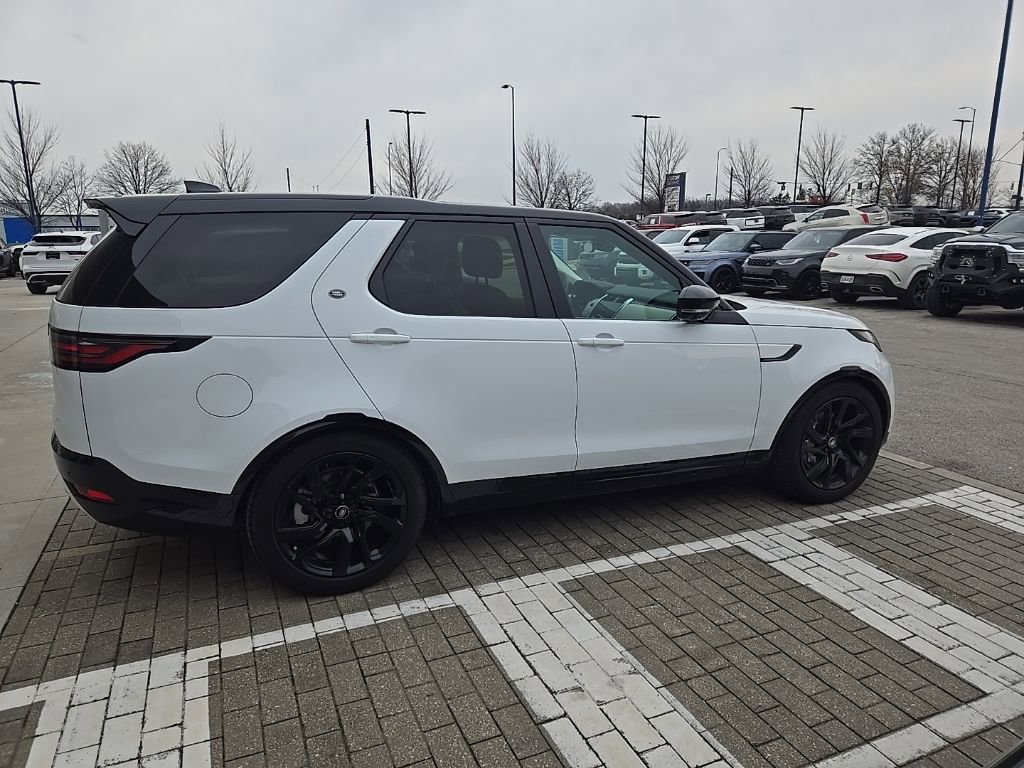 Used 2025 Land Rover Discovery Dynamic SE image 4