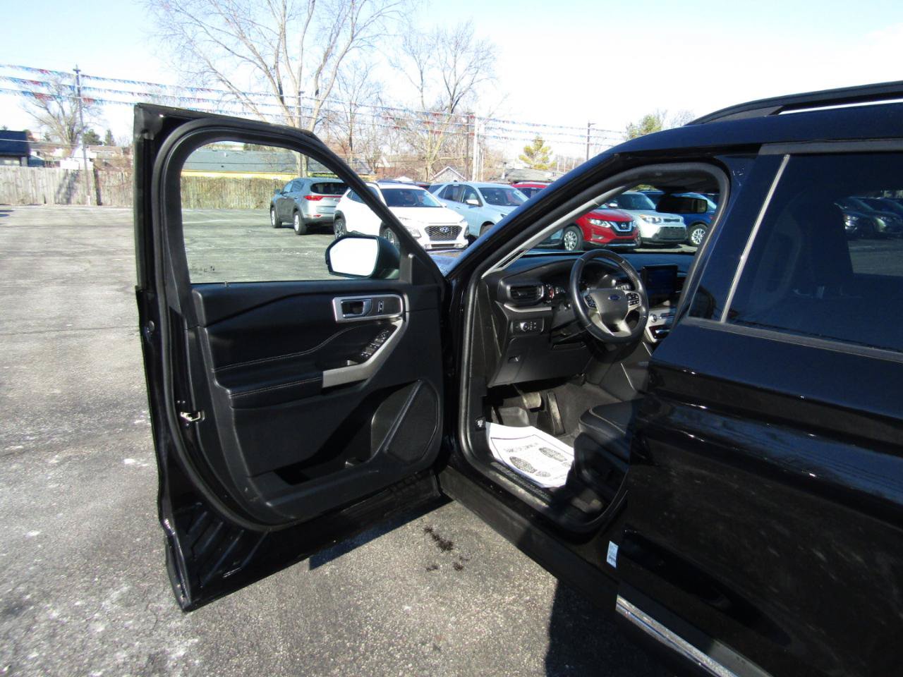 Used 2022 Ford Explorer XLT w/ Equipment Group 202A AWD/4WD image 17