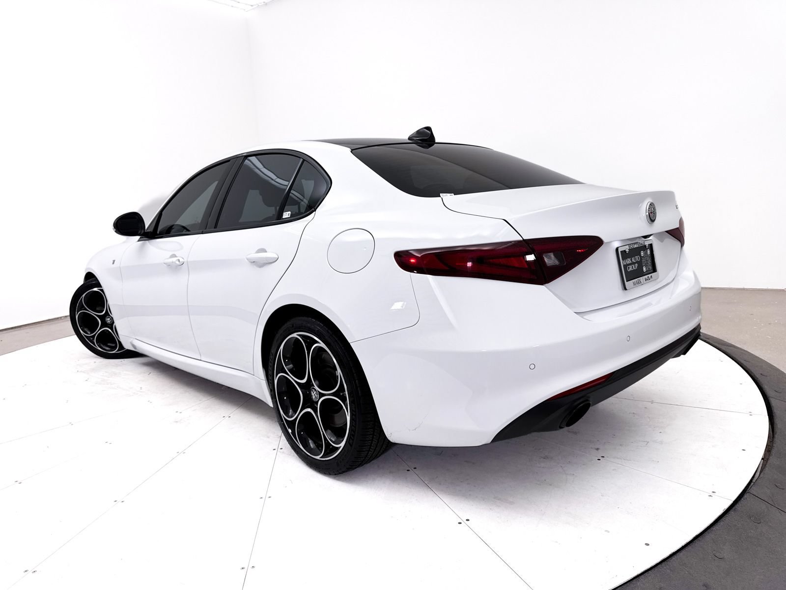 Used 2022 Alfa Romeo Giulia Ti w/ Active Assist Plus Package RWD image 2