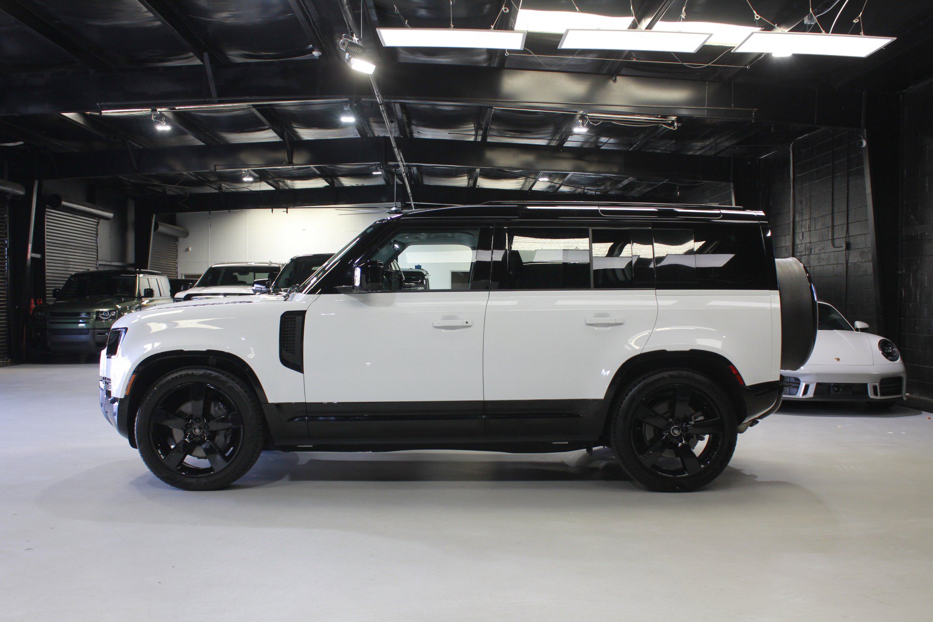 Used 2025 Land Rover Defender 110 X-Dynamic SE AWD/4WD image 3
