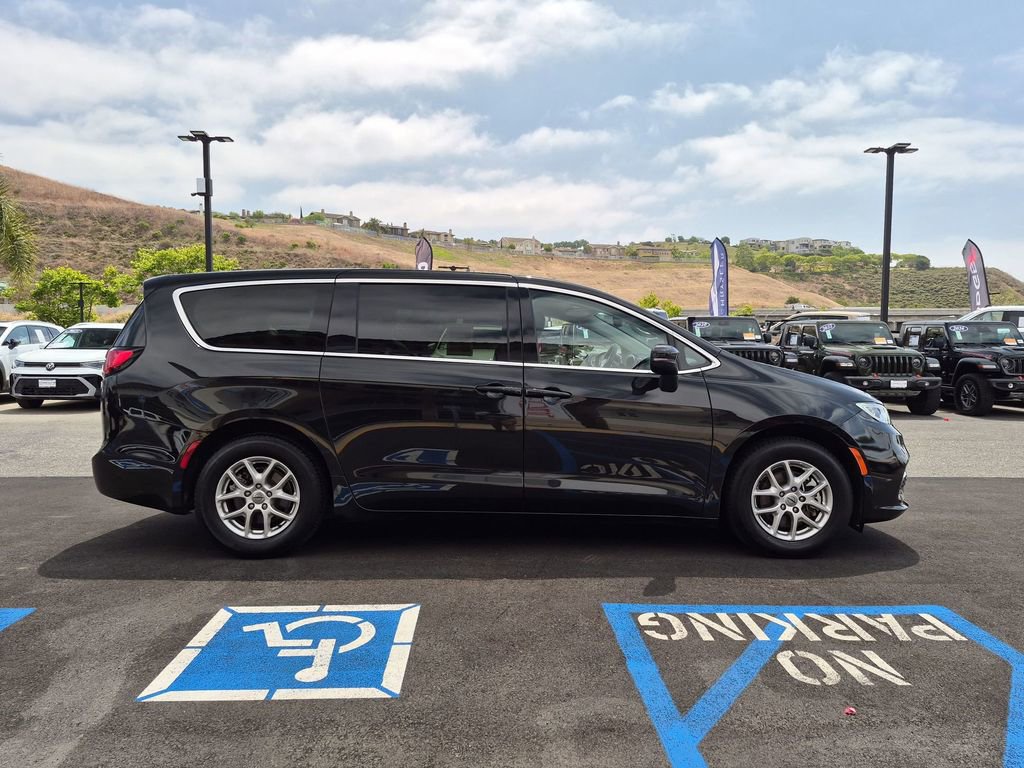Certified 2023 Chrysler Pacifica Touring-L FWD image 4
