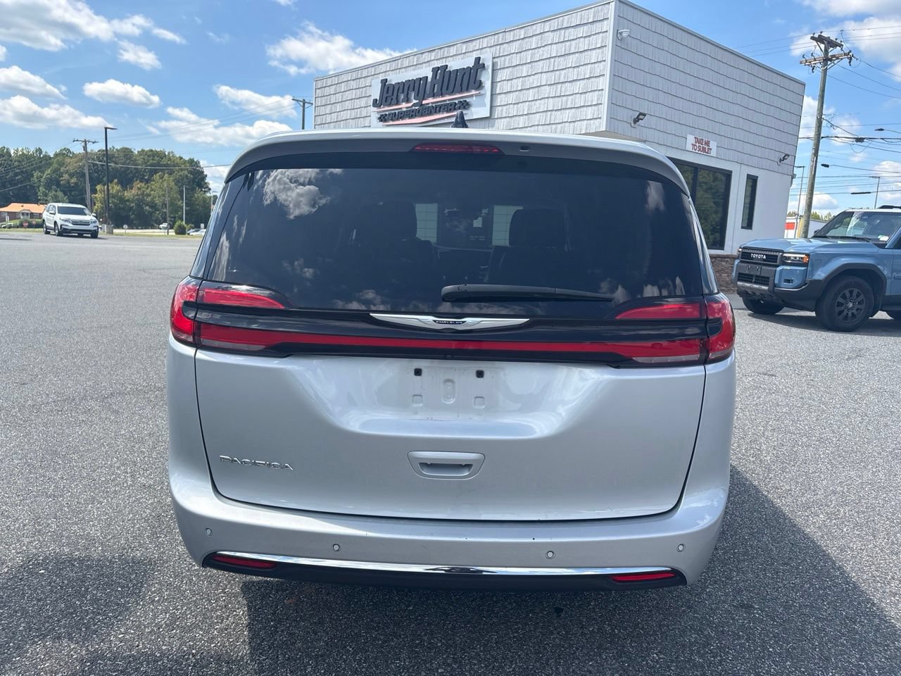 Used 2024 Chrysler Pacifica Touring-L FWD image 6