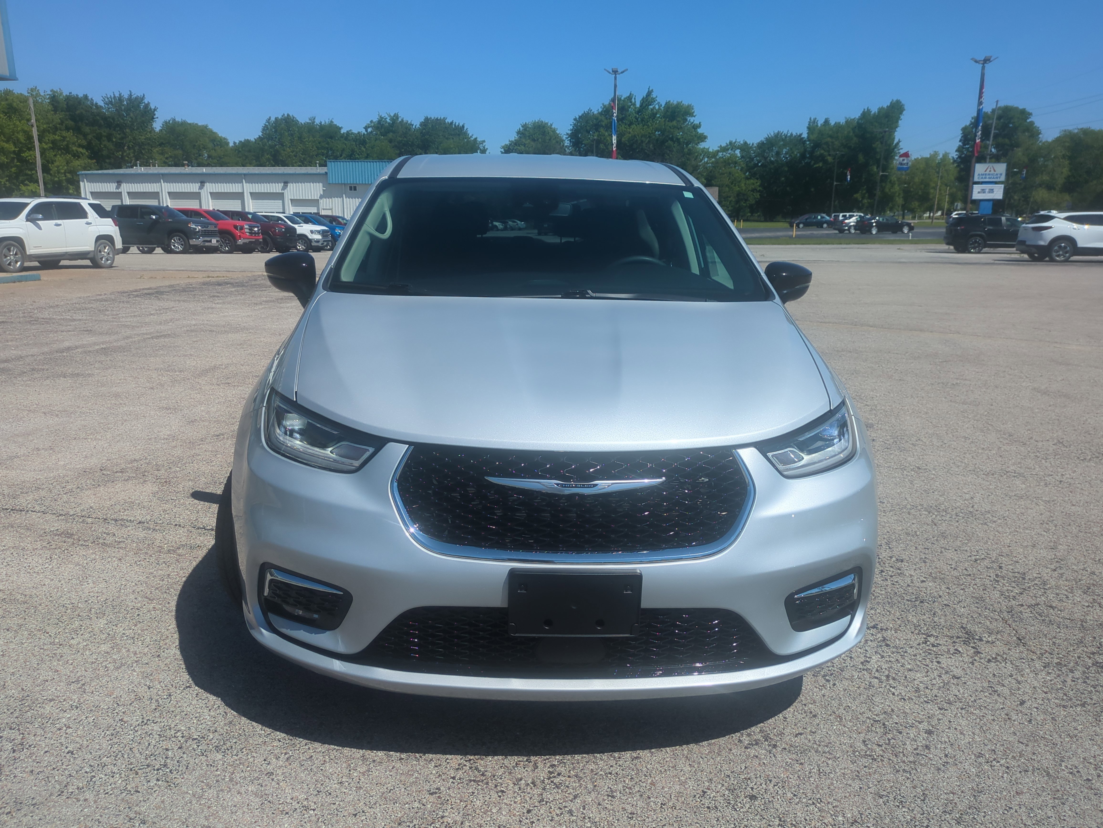 Used 2024 Chrysler Pacifica Touring-L FWD image 6