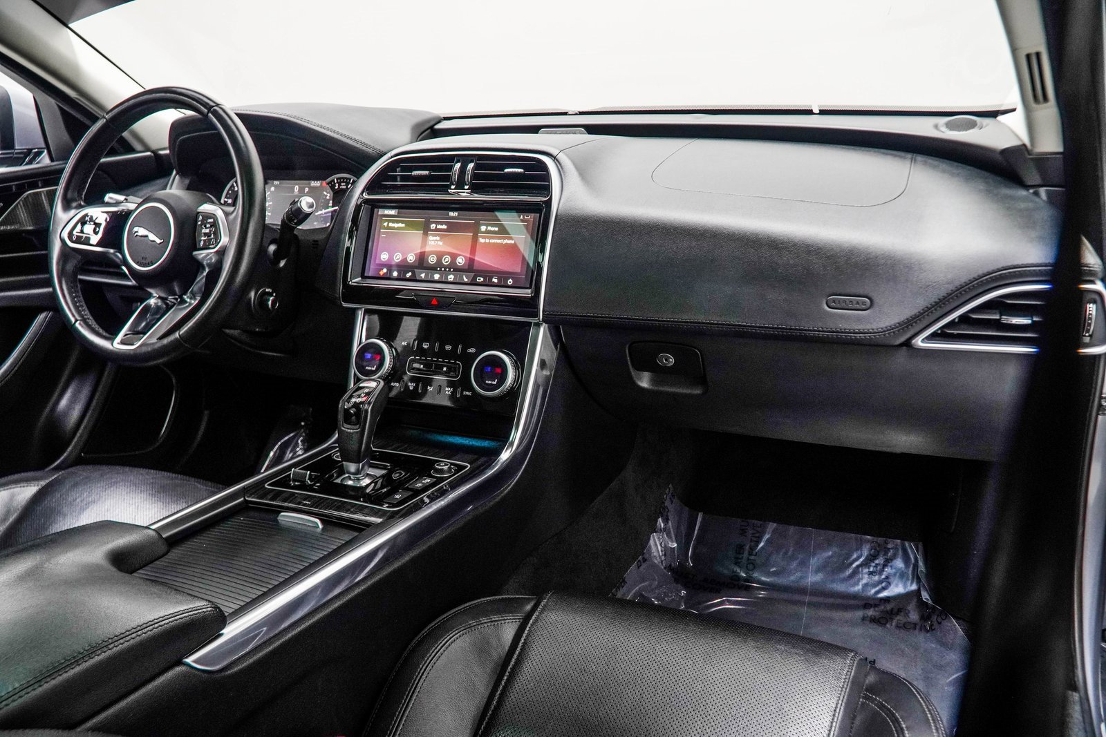 Used 2020 Jaguar XE S image 5