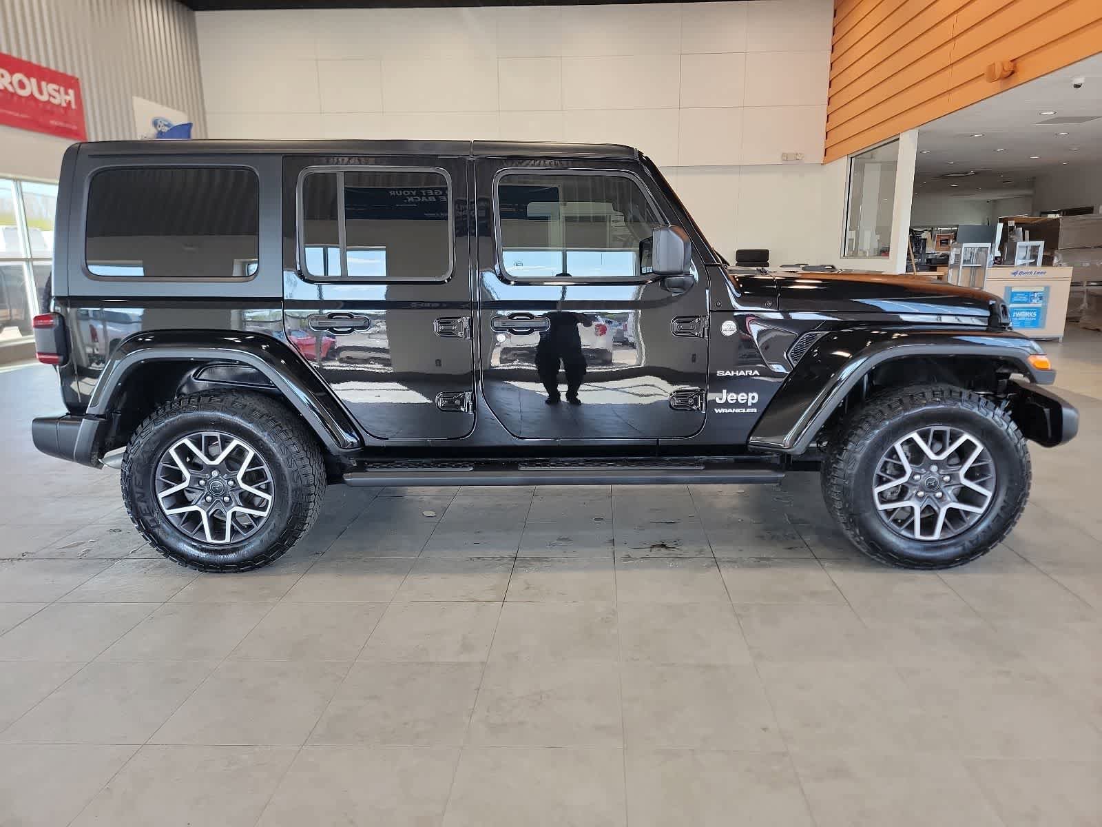 Used 2024 Jeep Wrangler Unlimited Sahara AWD/4WD image 6