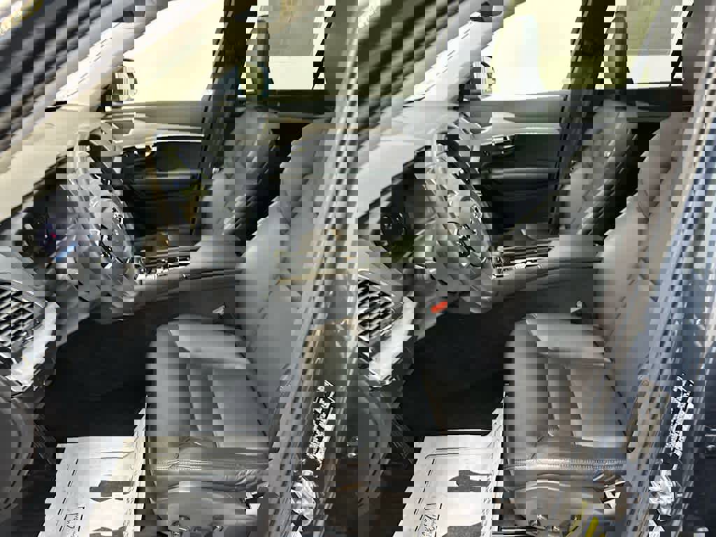 Used 2023 Volvo XC90 B5 Core w/ Protection Package image 4