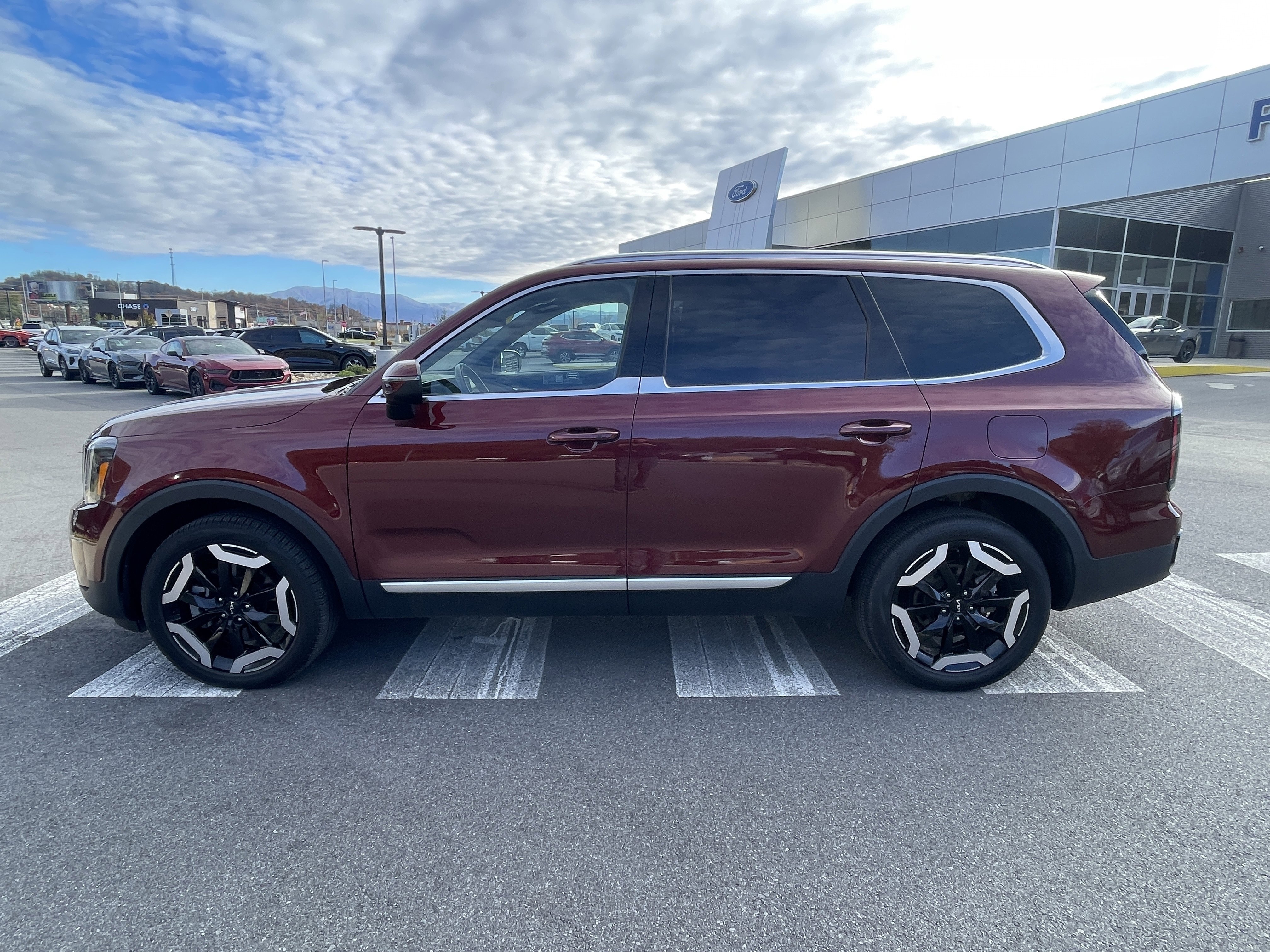 Used 2023 Kia Telluride EX w/ EX Captain's Chair Package image 8