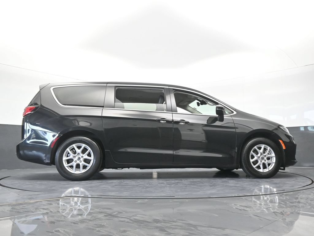 Used 2023 Chrysler Pacifica Touring-L FWD image 59