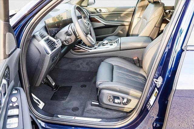 Used 2025 BMW X7 M60i image 12