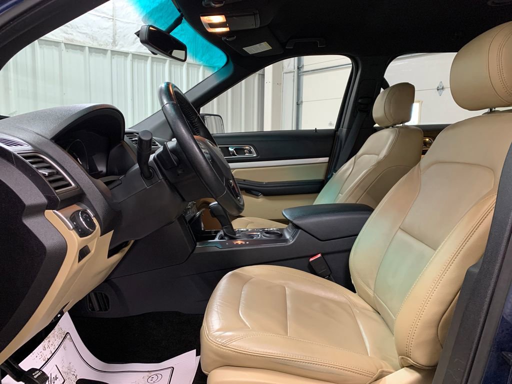 Used 2017 Ford Explorer XLT w/ Equipment Group 202A image 4