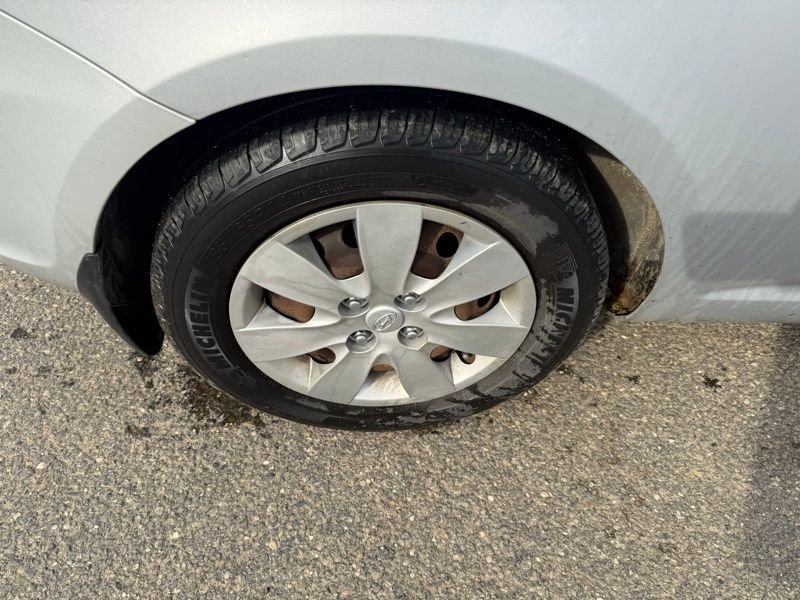 Used 2011 Hyundai Accent GL image 16