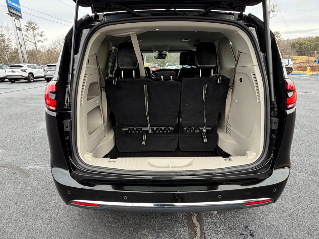 Used 2024 Chrysler Pacifica Touring-L image 24