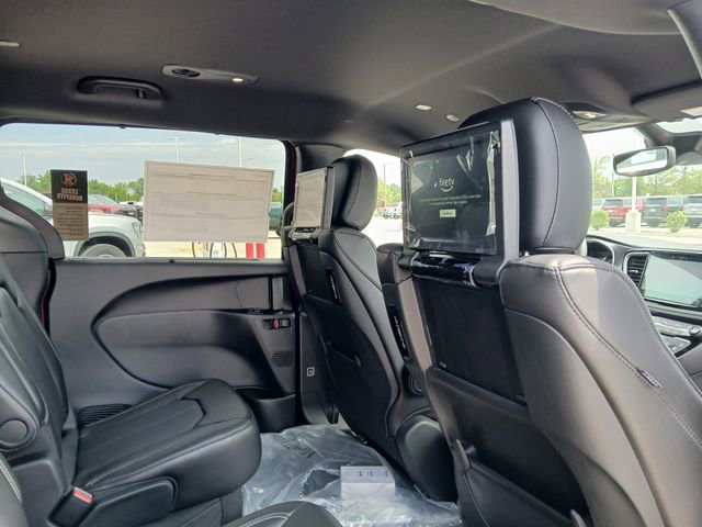 New 2026 Chrysler Pacifica Select AWD/4WD image 17