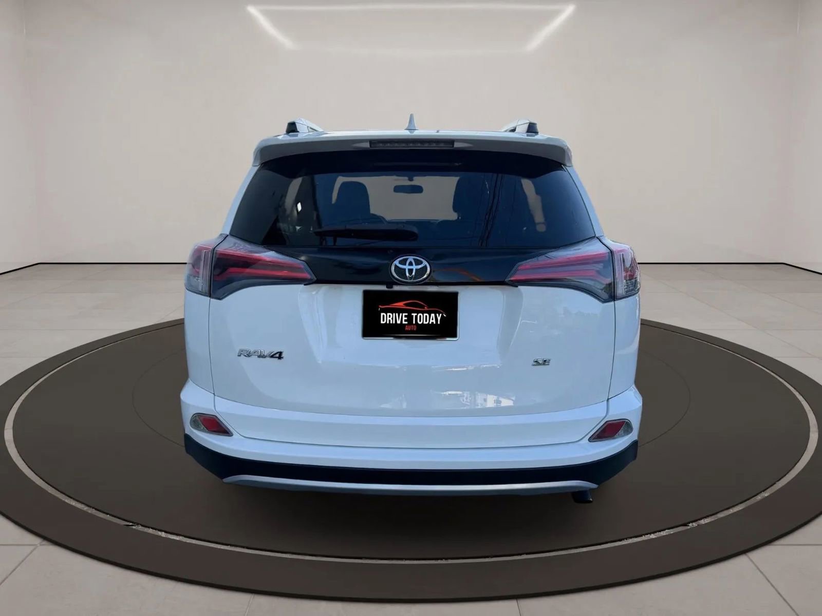 Used 2016 Toyota RAV4 SE image 4