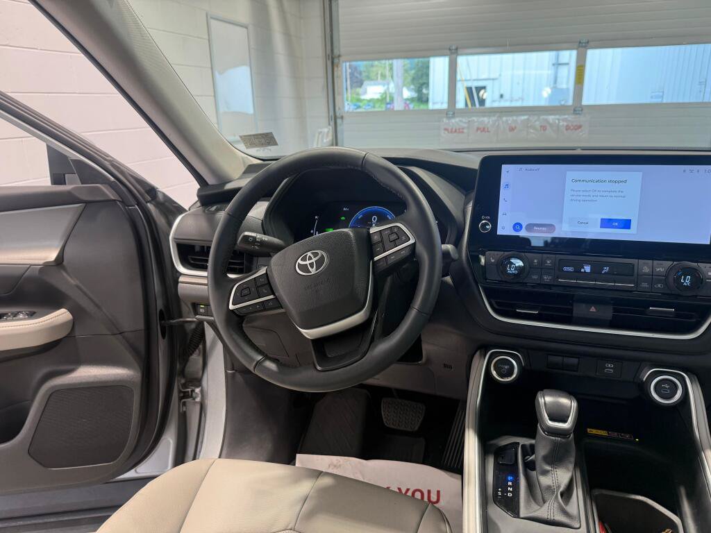 Used 2025 Toyota Grand Highlander AWD Hybrid image 19