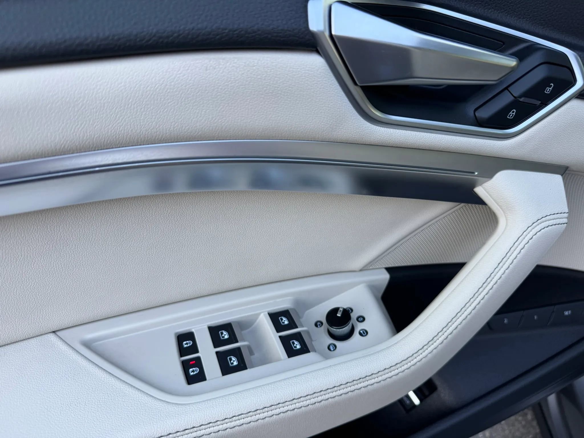 Used 2022 Audi e-tron Premium AWD/4WD image 39