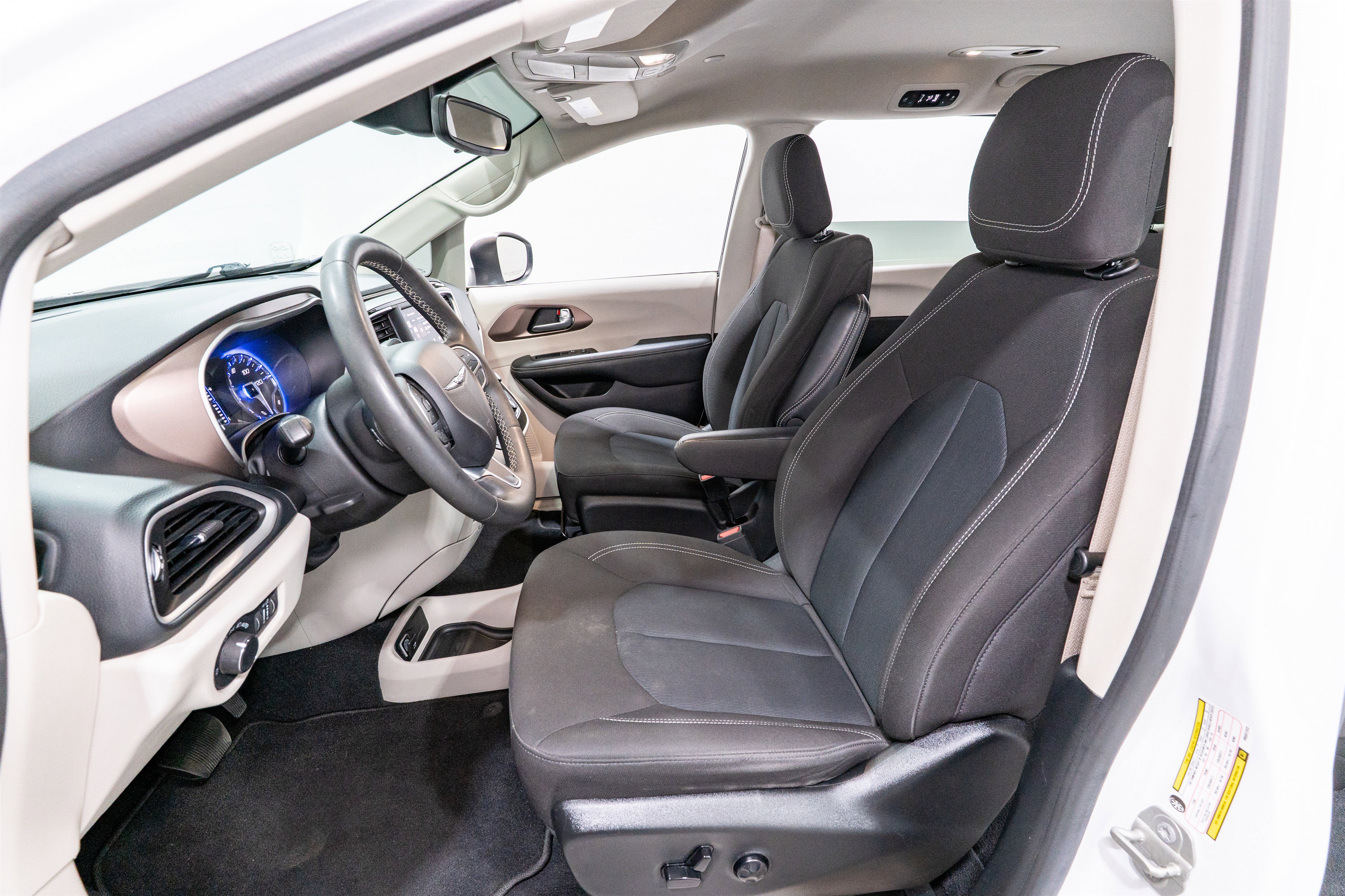 Used 2023 Chrysler Voyager LX FWD image 14