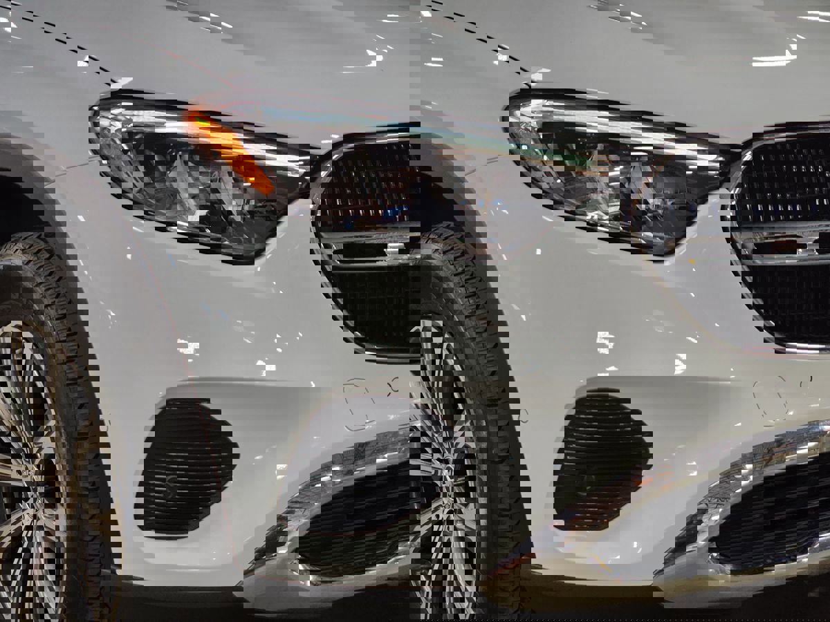 Used 2025 Mercedes-Benz GLC 300 4MATIC image 13