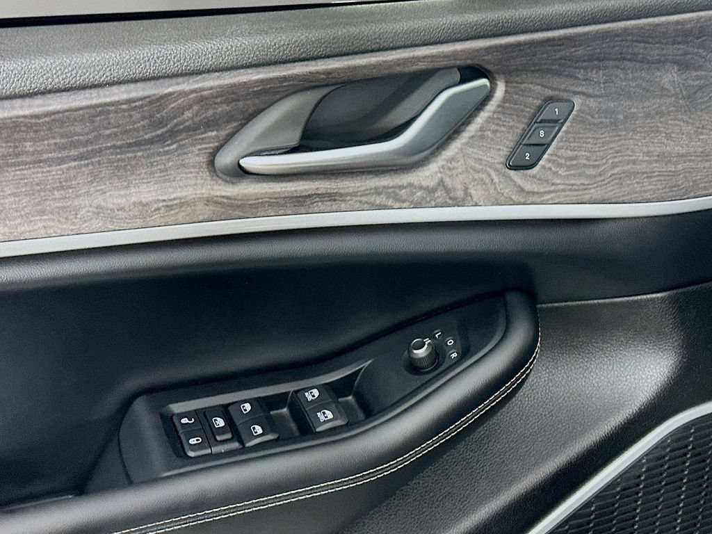 Certified 2023 Jeep Grand Cherokee Limited w/ Luxury Tech Group II AWD/4WD image 26