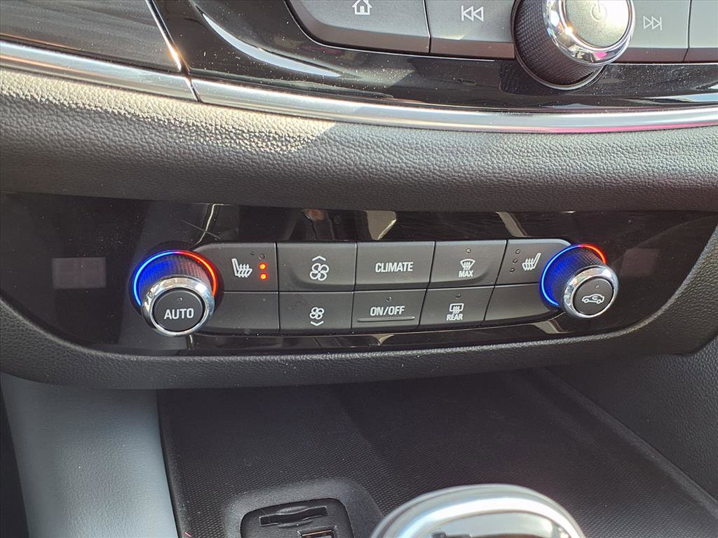 Used 2020 Buick Enclave Essence image 7