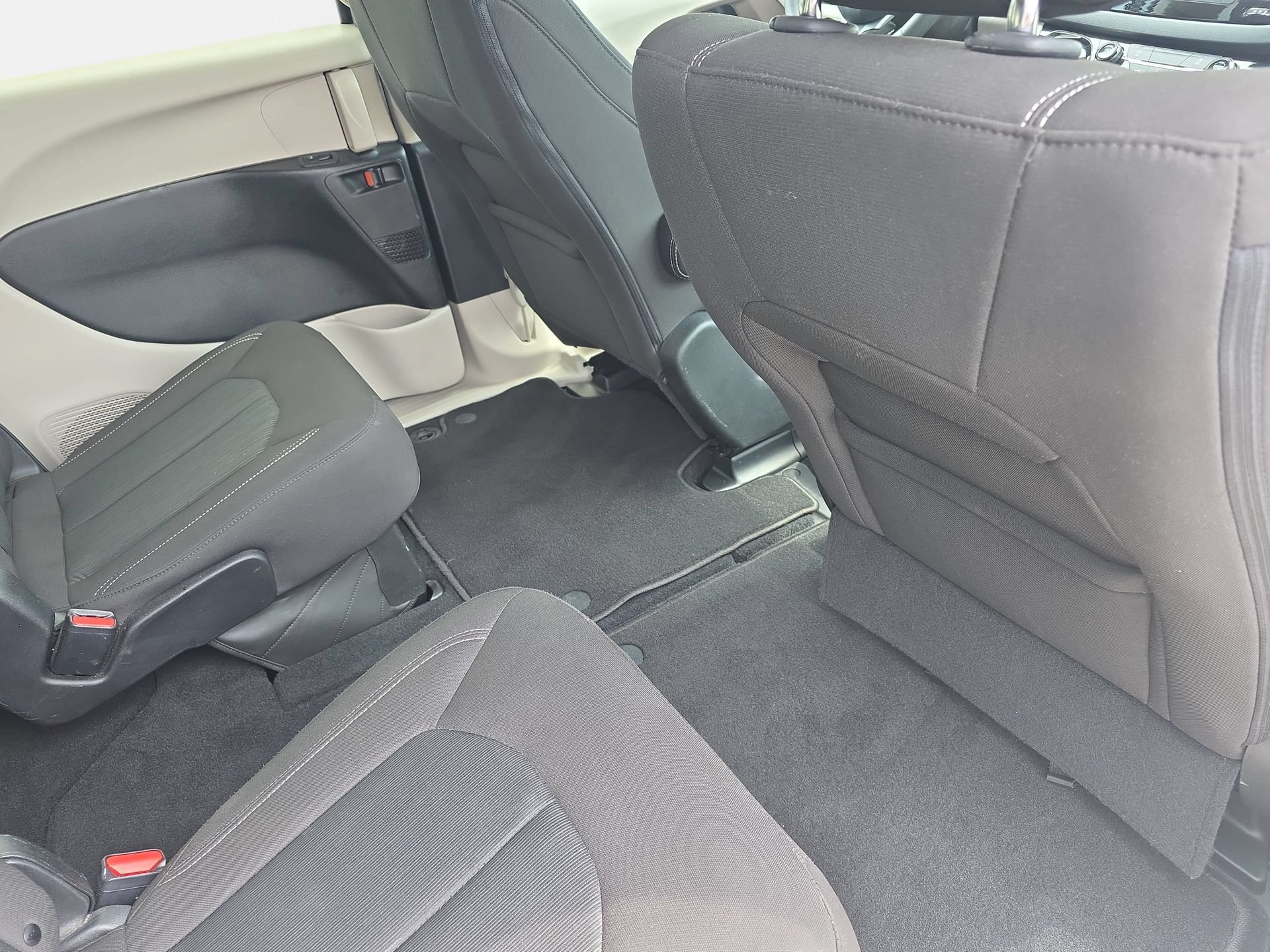 Used 2023 Chrysler Voyager LX FWD image 11