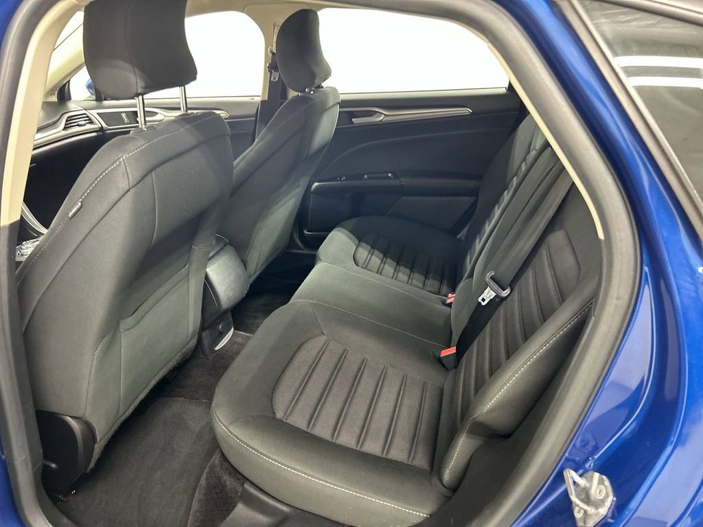 Used 2017 Ford Fusion SE FWD image 18