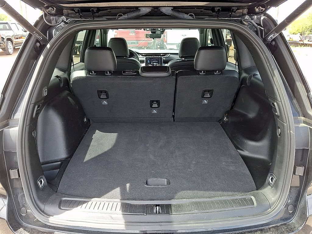 Used 2025 Jeep Grand Cherokee Altitude RWD image 22