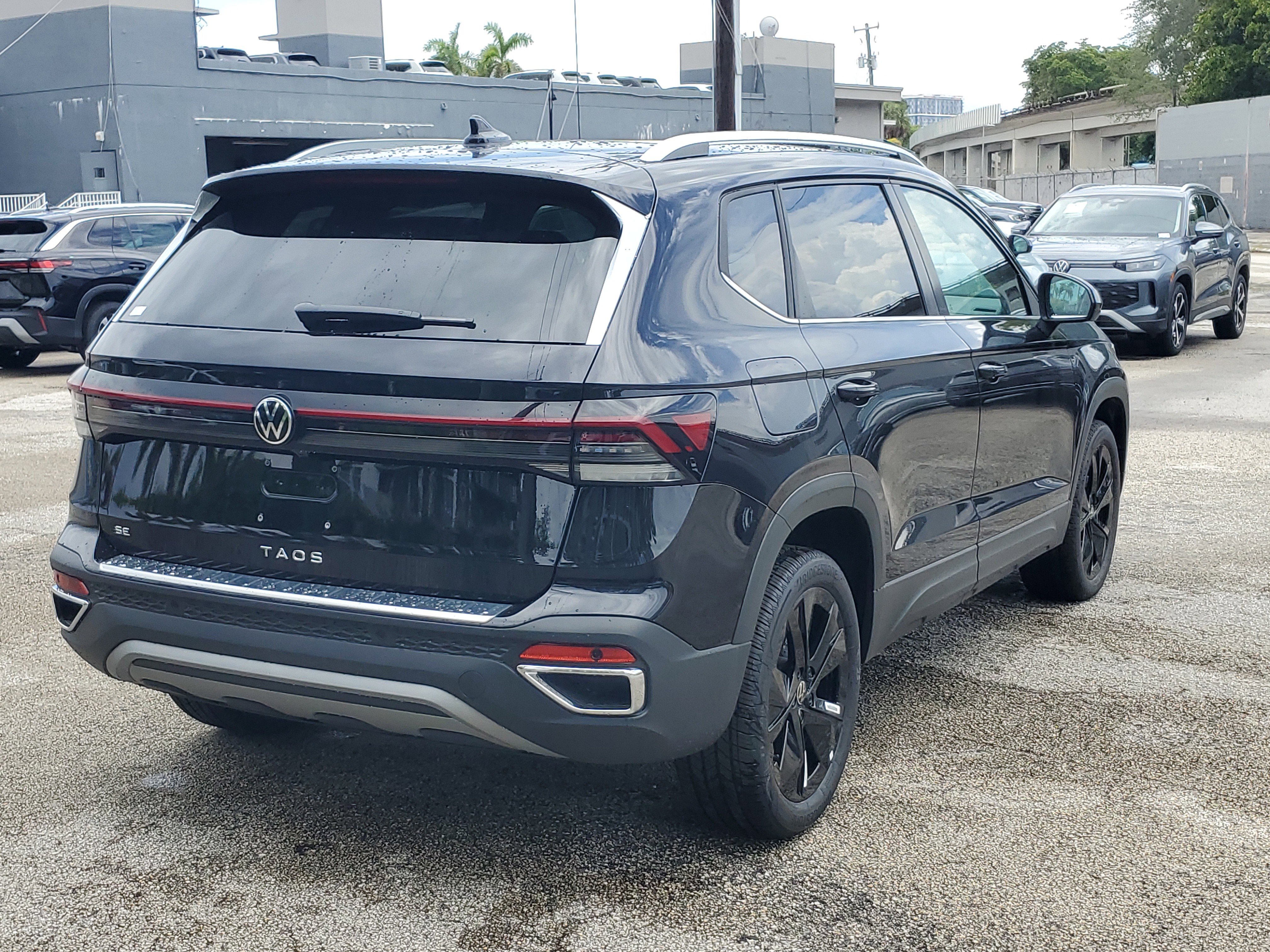 New 2025 Volkswagen Taos SE image 3