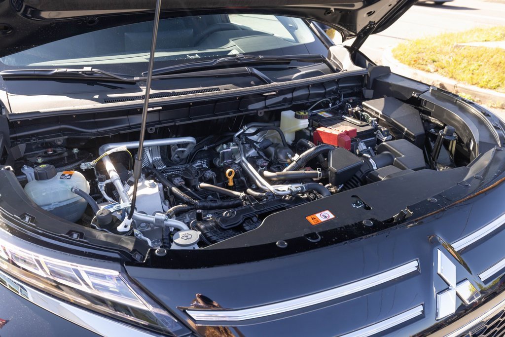 Used 2025 Mitsubishi Outlander SE image 34